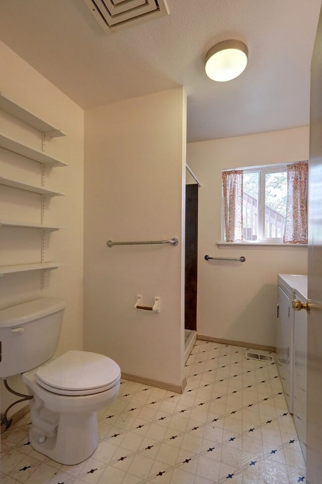 Building Photo - Immaculate, Sunny and Bright 4 Bedroom/2.5...