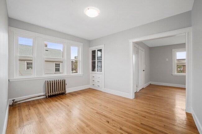 Building Photo - 127 Russell St