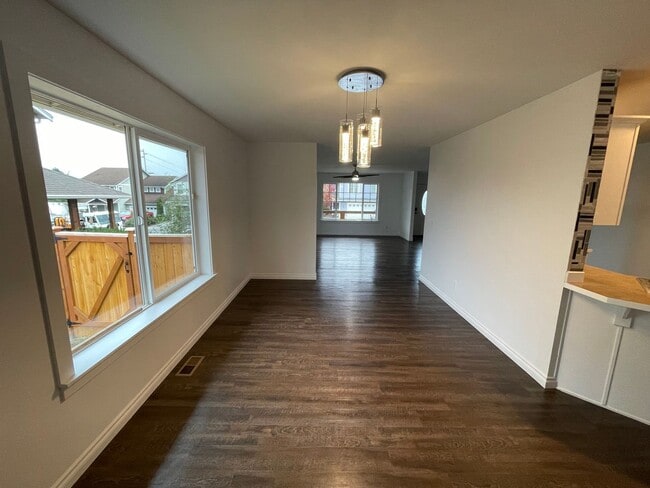 Building Photo - Charming, Modern One Story Home! Pet Frien...