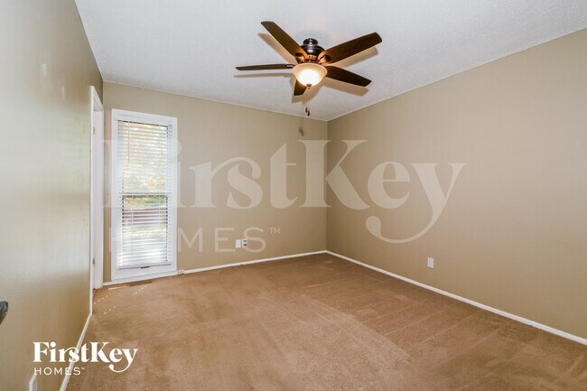 Building Photo - 12082 Foxpoint Dr
