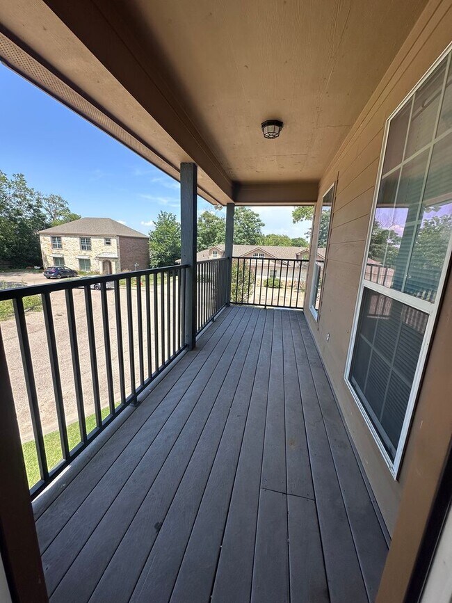 Building Photo - 5/5 House in Small Gated Community Near Ba...