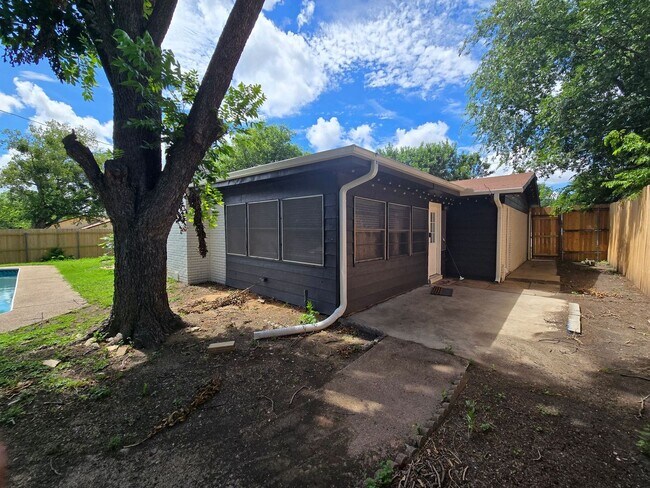 Building Photo - 501 W Voelter Ave
