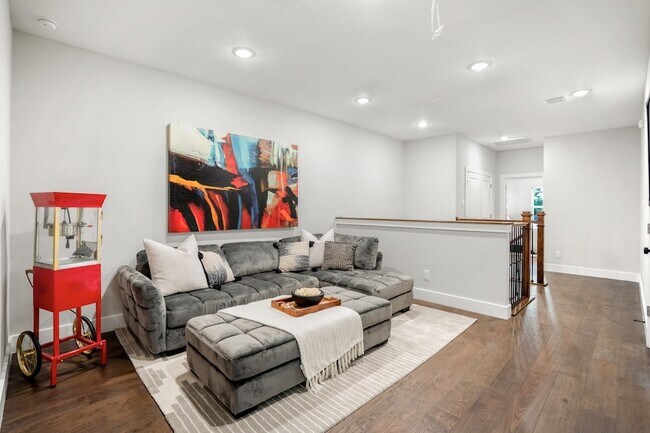 Building Photo - 314 N Stiles St