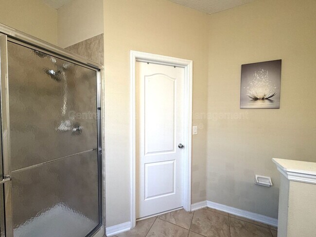 Building Photo - 215 Lakeshore Dr