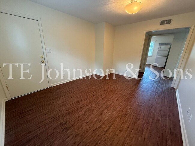 Building Photo - Modern 2 Bedroom Apartment with Water Included on Forsyth St