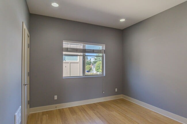 Building Photo - 3Bd/2.5Ba Seattle Townhouse