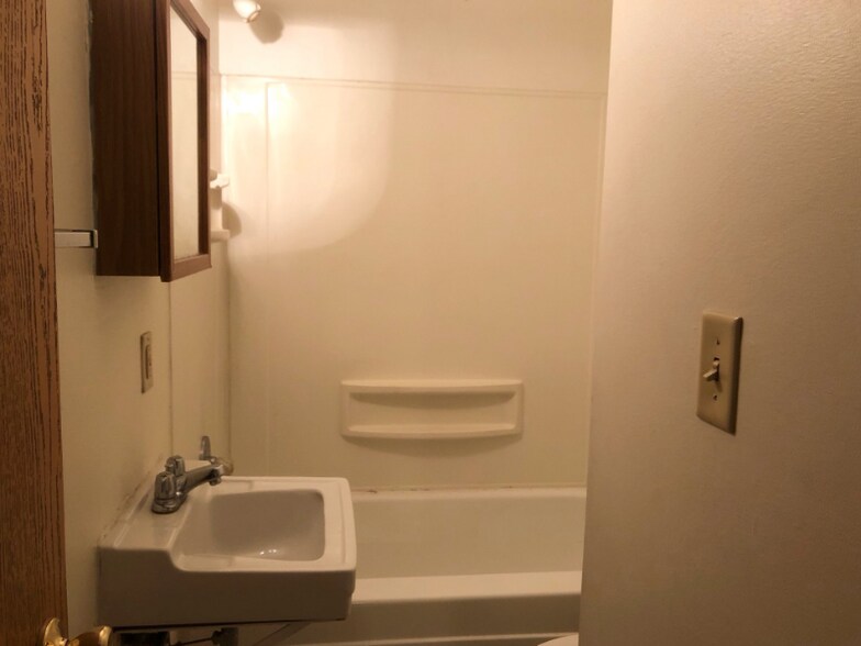 Building Photo - 226 NW College Ave