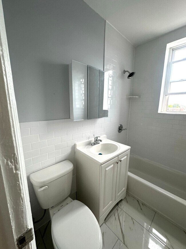 Building Photo - 912 90th St