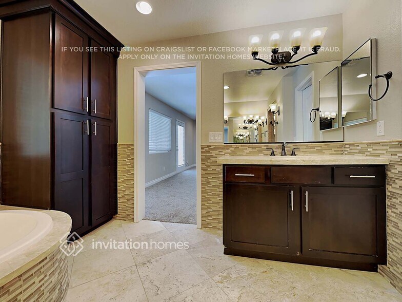 Building Photo - 8460 Del Vista Ct