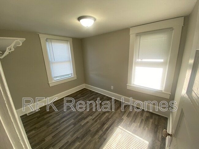 Building Photo - 1210 S 21st St