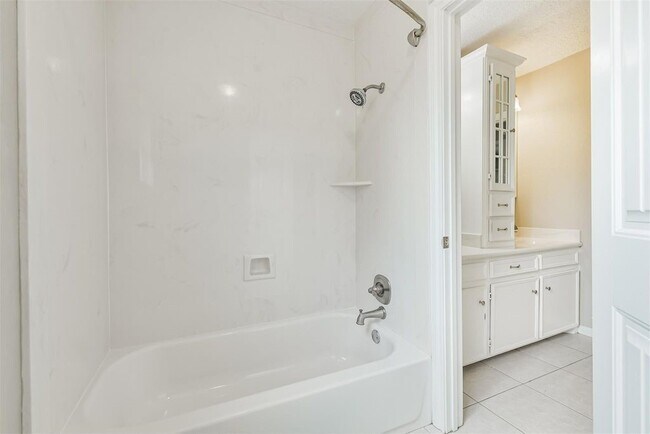 Building Photo - 28902 Twisted Oak Dr