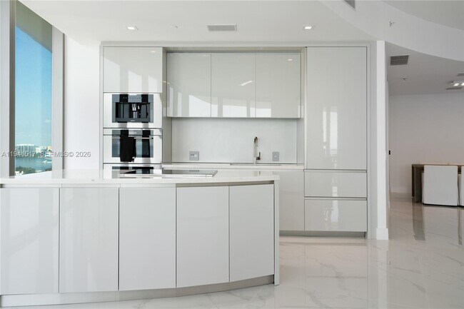 Building Photo - 18975 Collins Ave