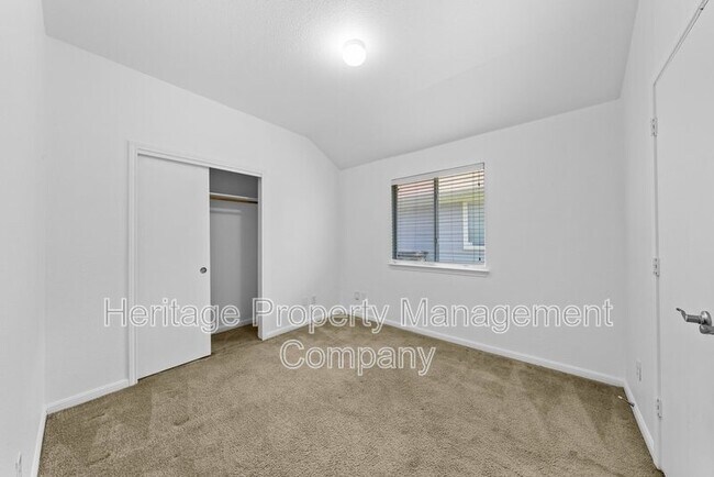 Building Photo - 9302 Mare Country