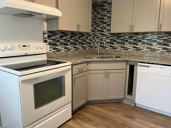 Building Photo - Beautiful Renovated 2 bedroom!
