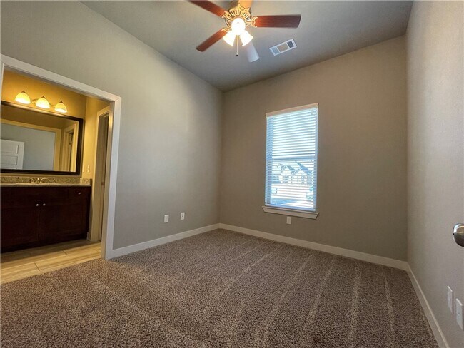Building Photo - 3003 SW Satinwood Ave