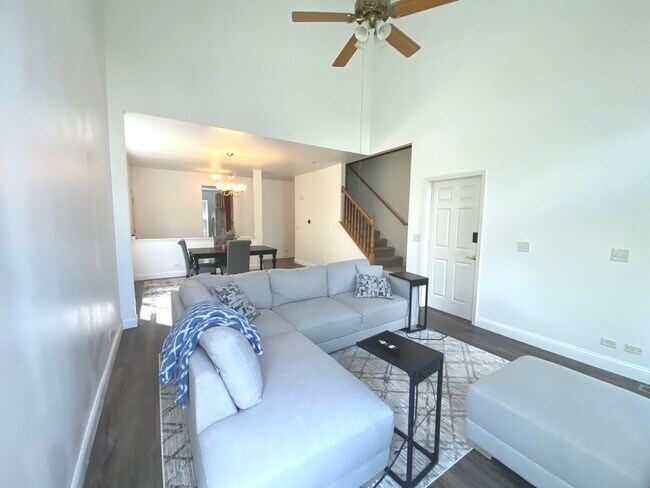 Building Photo - 10S401 Carrington Cir