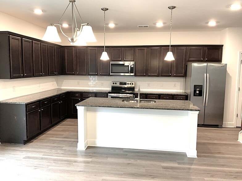 Building Photo - 5702 Lakemont Dr