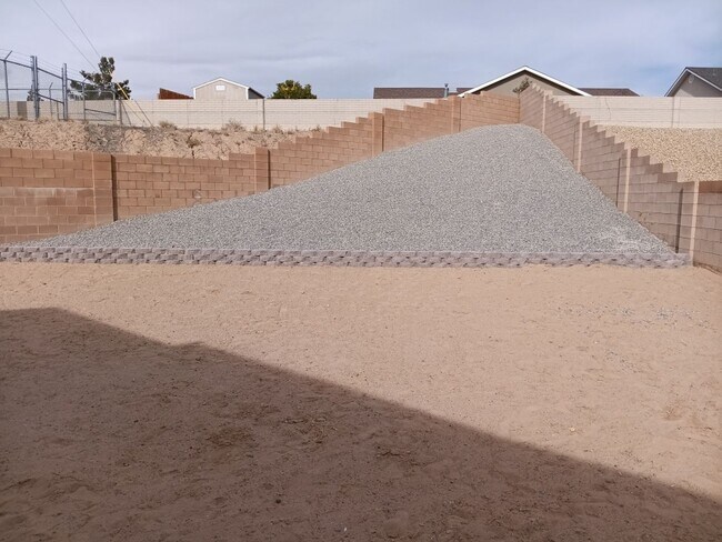 Building Photo - Newly-renovated 3 bedroom, 2 bathroom in Los Lunas! All new appliances! HUGE yard! Showings avail...