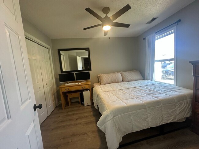 Building Photo - 3BR / 2BA with Garage Close to Dam Neck in...