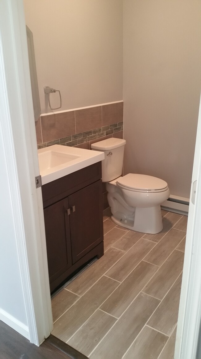 1/2 bath - 3770 Equestrian Ct