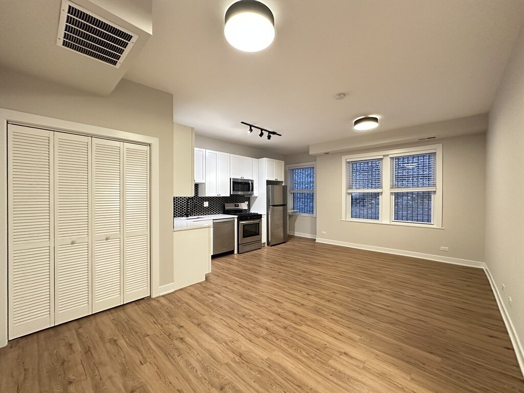 Building Photo - 643 W Wrightwood Ave