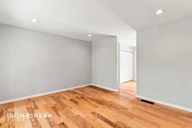 Building Photo - 16 King Arthur Pl