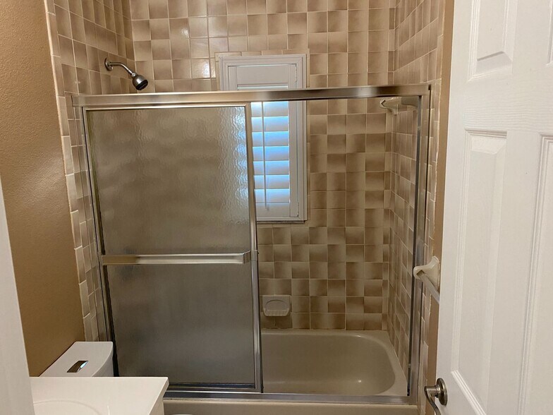 Building Photo - COMING SOON: Gorgeous, remodeled DIRECT ACCESS: 3 bedroom 2 bathroom water front home