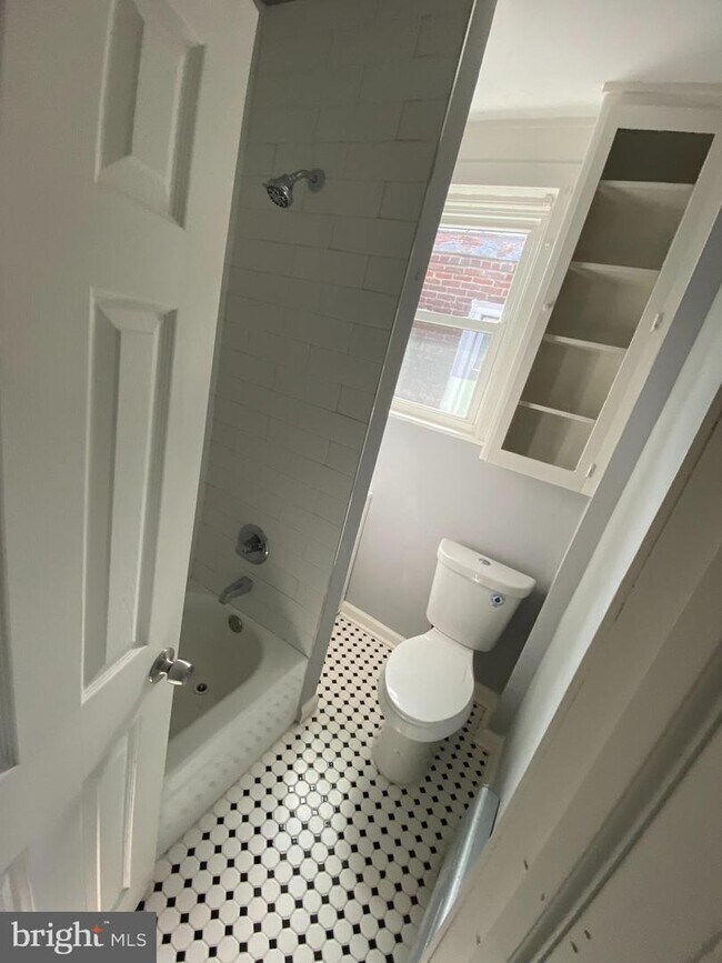 Building Photo - 618 W Mayfield St