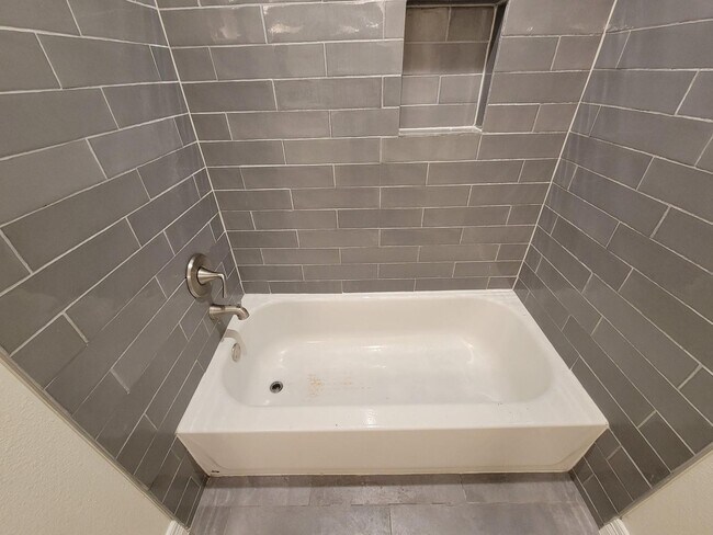 Building Photo - BEAUTIFUL LARGE 4 BEDROOM 2.5 BATH HOME