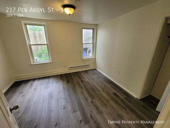 Building Photo - 217 Pen Argyl St