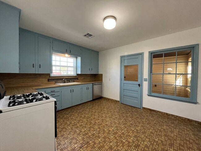 Building Photo - Adorable 2 bedroom 1 bath home in Tulsa.
