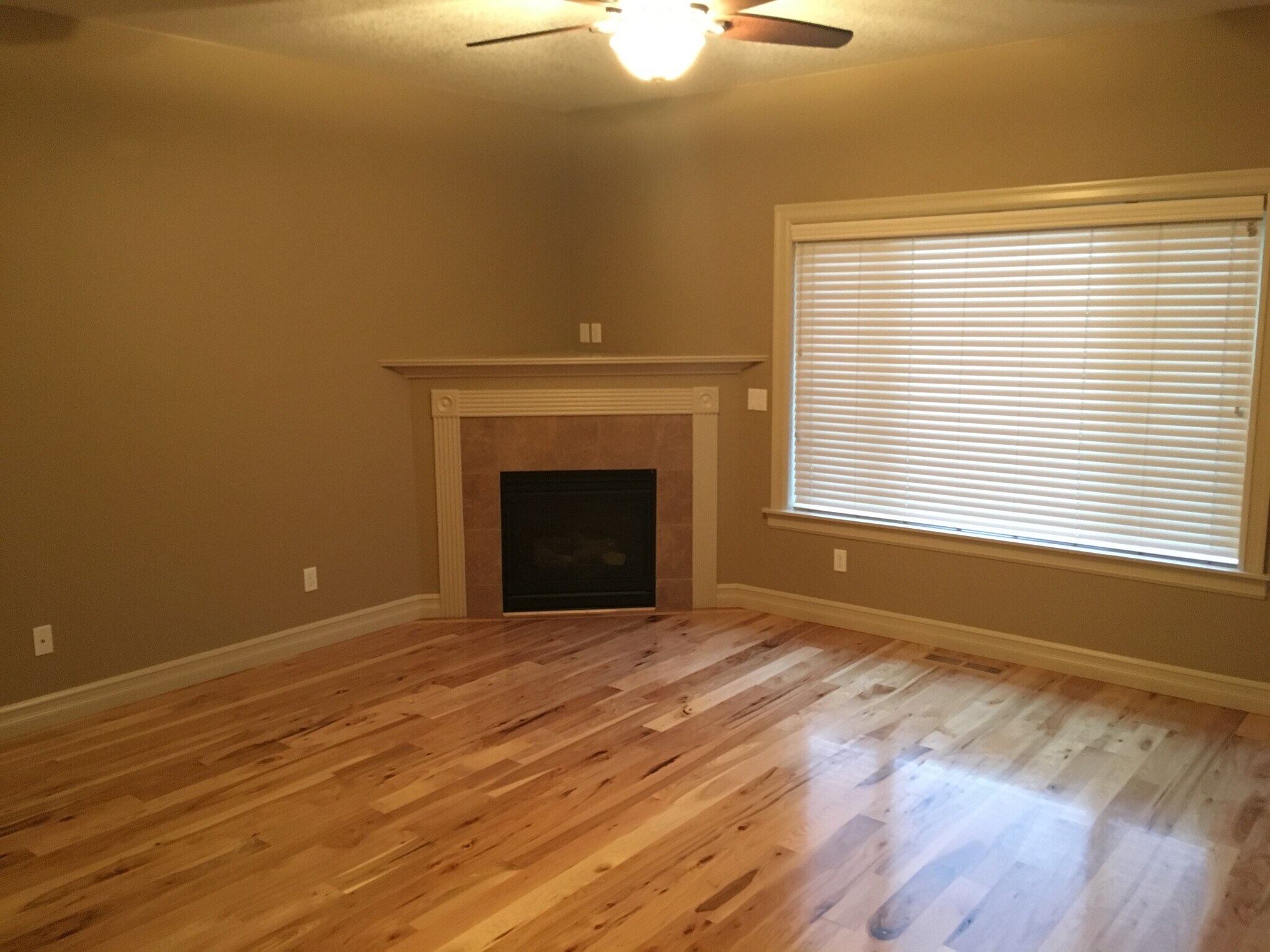 living room - 2060 SW Kendra St