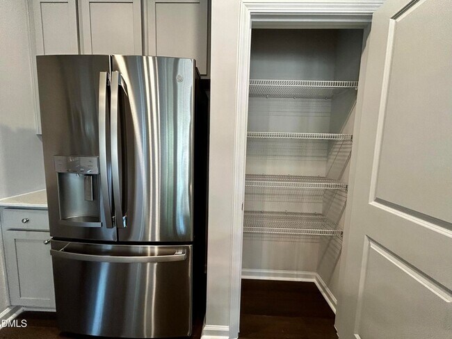 Building Photo - 154 Paramount Dr