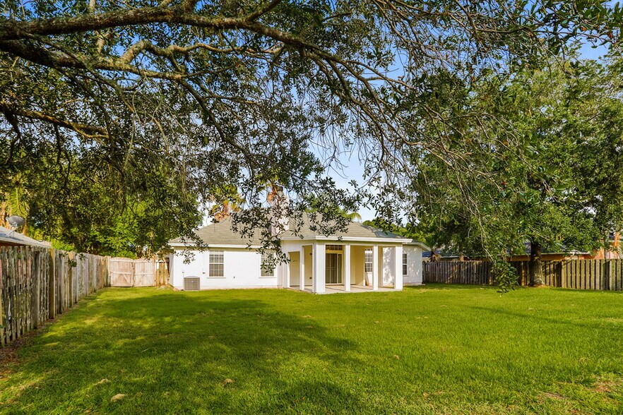 Building Photo - 272 Village Green Ave