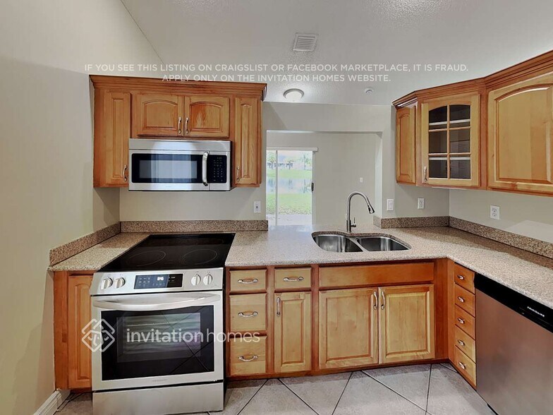 Building Photo - 5521 SW 58th Ct