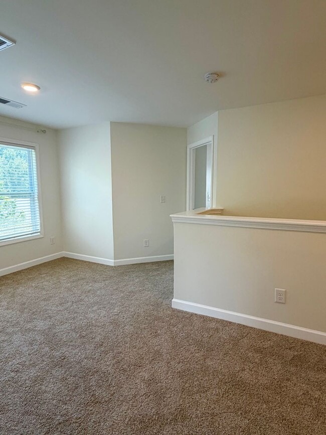 Building Photo - Spacious 3 Bedroom/ 2 Bath townhouse for rent in Fountain Park, convenient Asheville location
