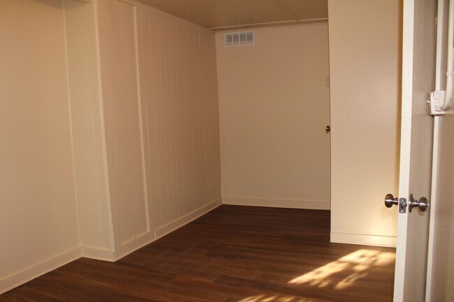 Building Photo - Recently renovated | Bay window | Walkable | Washer/Dryer combo in unit