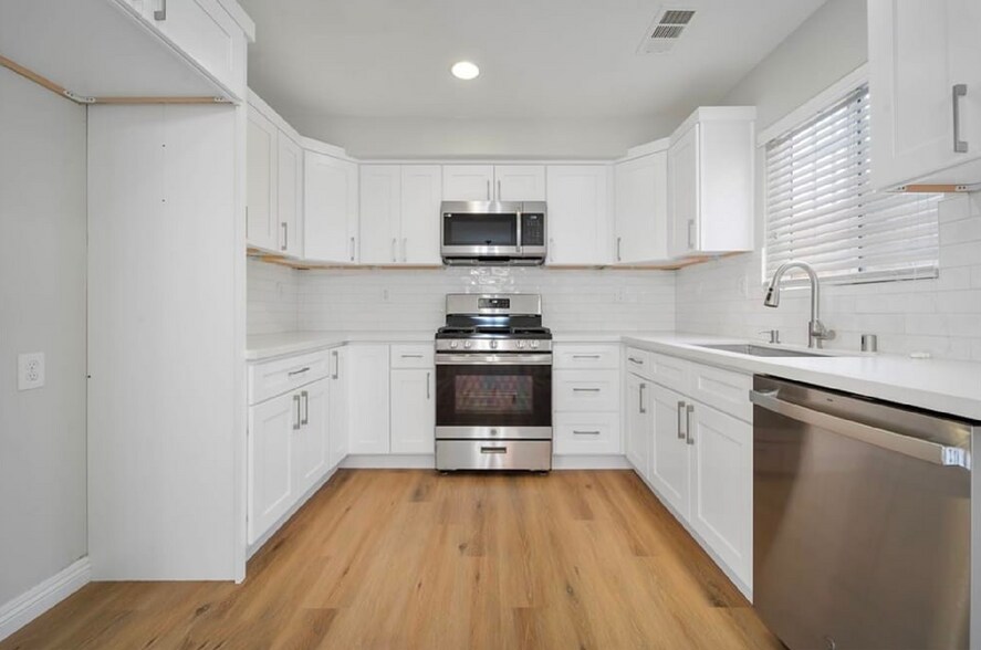 Building Photo - 10306 S Main St