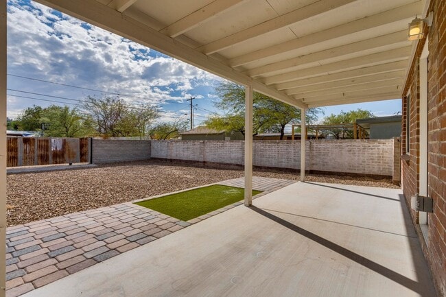 Building Photo - Adorable Brick home near UA