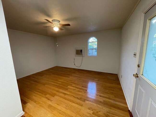 Building Photo - NEW ON MARKET