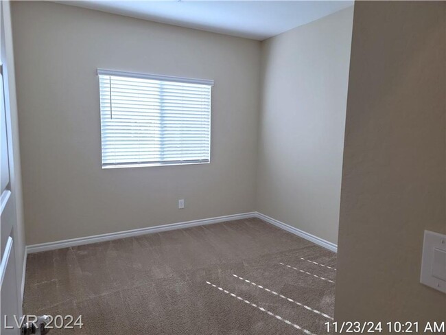 Building Photo - 3-BEDROOM TOWNHOME IN GATED NORTH LAS VEGA...