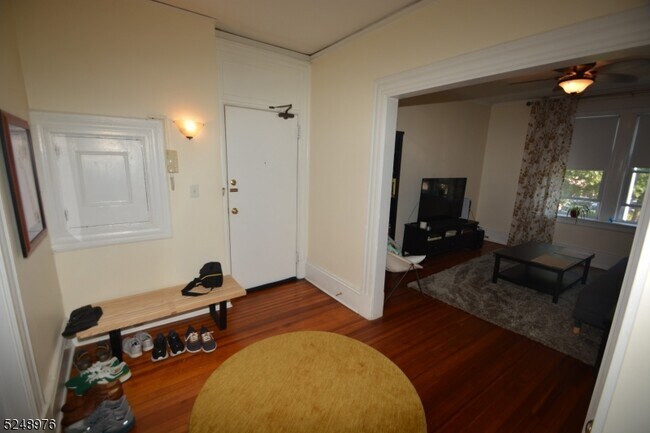 Building Photo - 598 Valley Rd