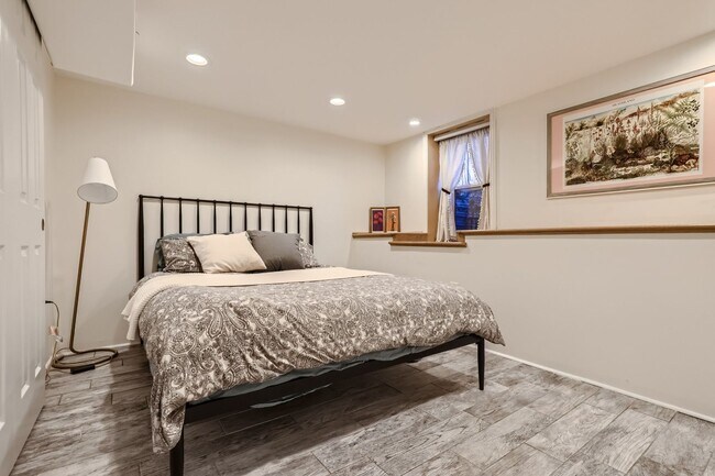 Building Photo - Coming Soon June 1st - Beautiful Garden level apartment in desirable West Wash Park