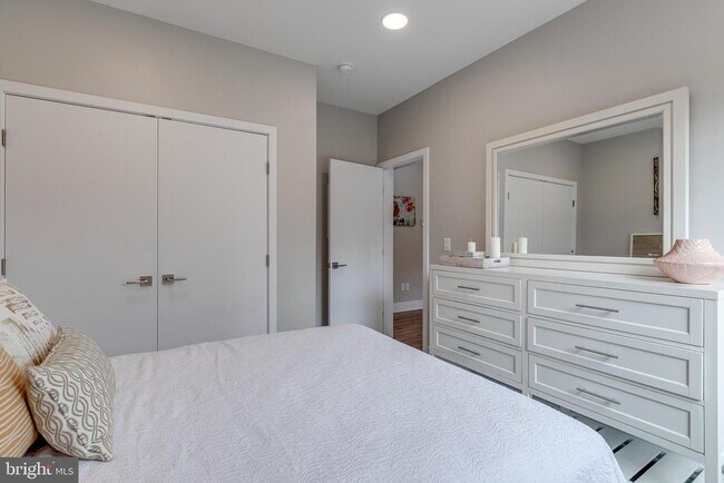 Building Photo - 1952 Bryn Mawr Ave