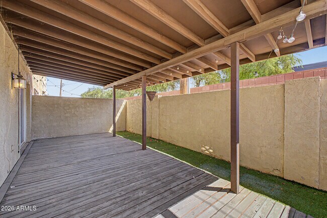 Building Photo - 2225 E Catalina Dr