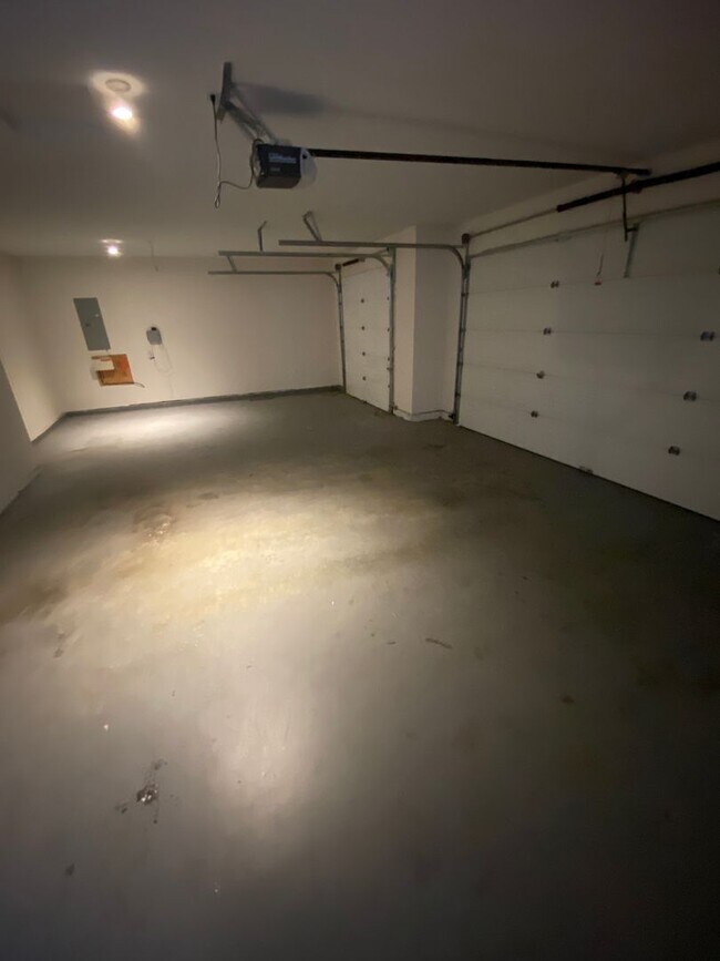 Building Photo - April Rent Free - House with Triple Car Garage