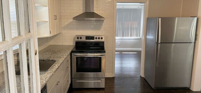 Building Photo - 2 bedroom 1 bath renovated pet friendly home