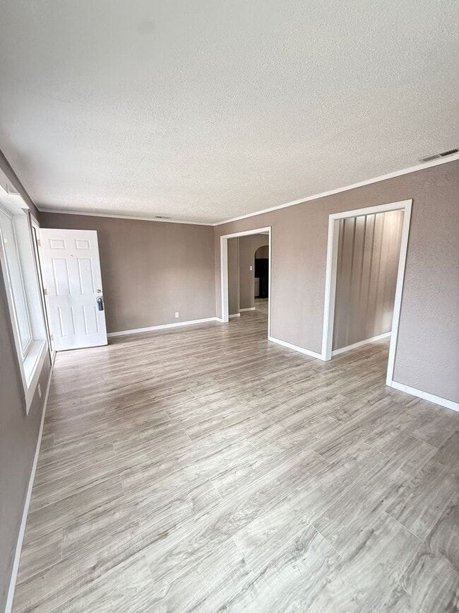 Building Photo - 3 bedroom/1 bath house