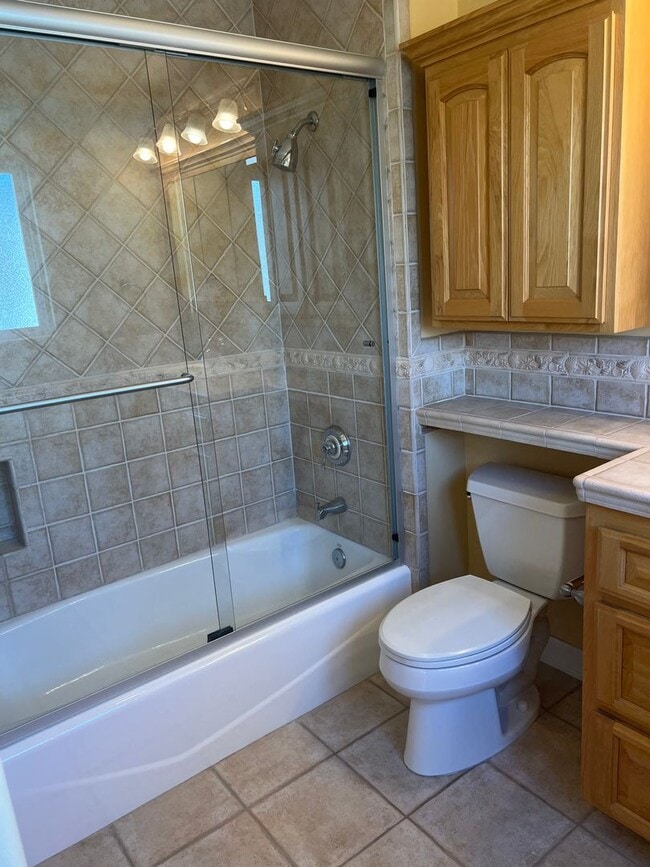 Building Photo - Custom home 1 block to ocean