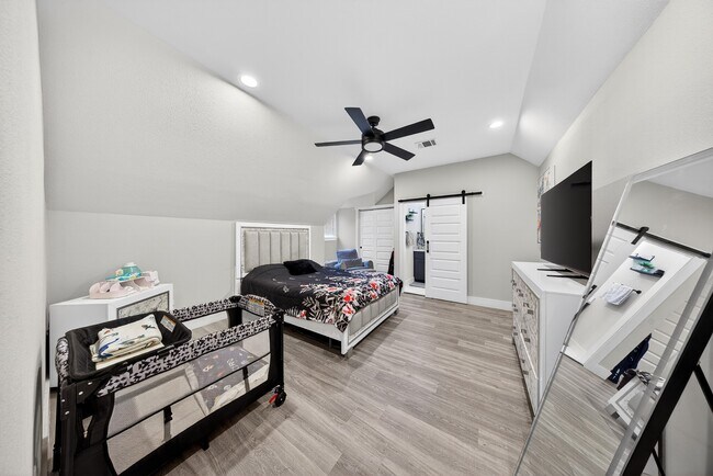 Building Photo - 6215 Great Oaks Dr